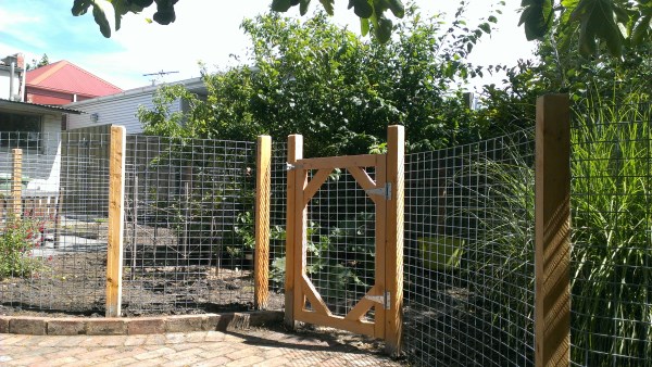 Gate & garden fence by Yummy Gardens Melbourne