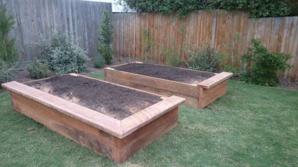 Raised veggie beds with irregular seating by Yummy Gardens Melbourne